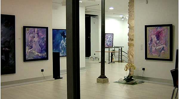 VISTA DE LA GALERÍA DEL AGUA DE ÚBEDA CON EXPOSICIÓN DE JESUS RODRIGUEZ DE LA TORRE